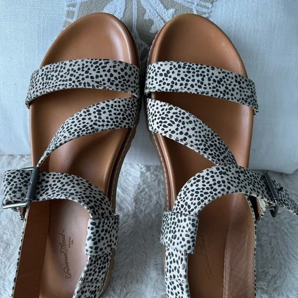 Universal Thread Tan and Black Strappy Sandals - Picture 3 of 6